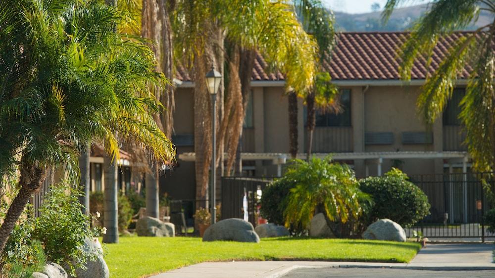 Motel 6 Anaheim Hills - Property Grounds