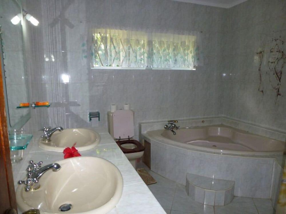 Chez Muriel Guest House - Bathroom Shower