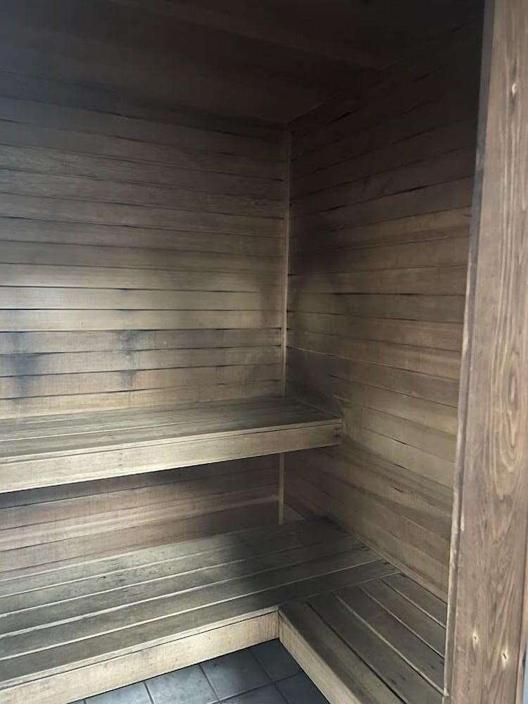 Quality Inn & Suites New Castle - Sauna
