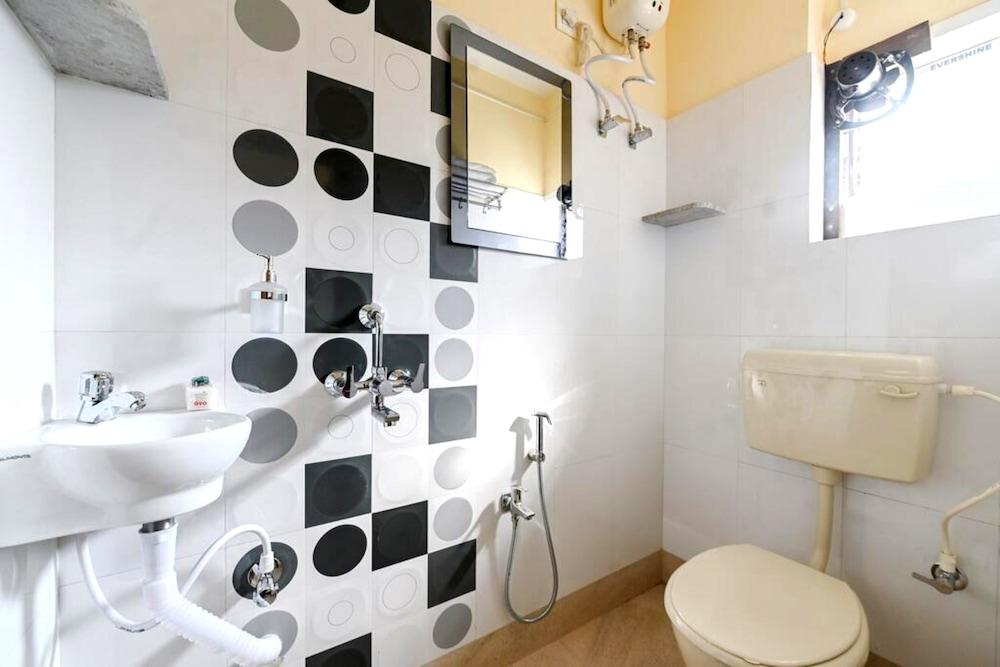 Goroomgo Comfortable Stay kolkata - Bathroom