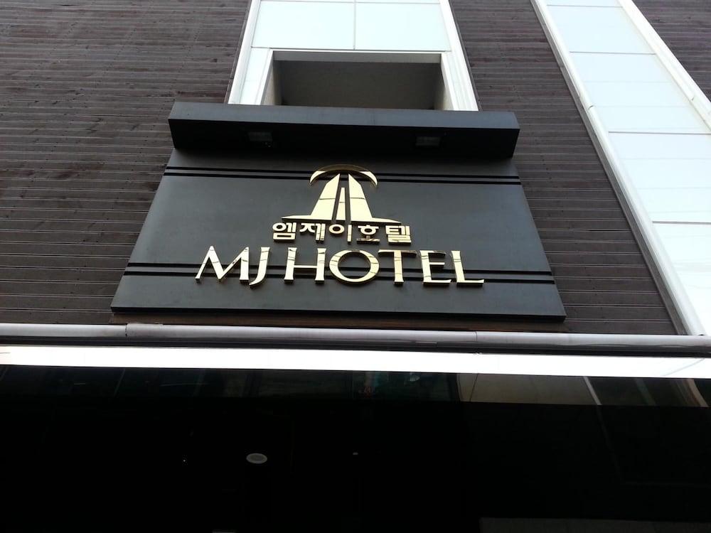 MJ Hotel - Exterior