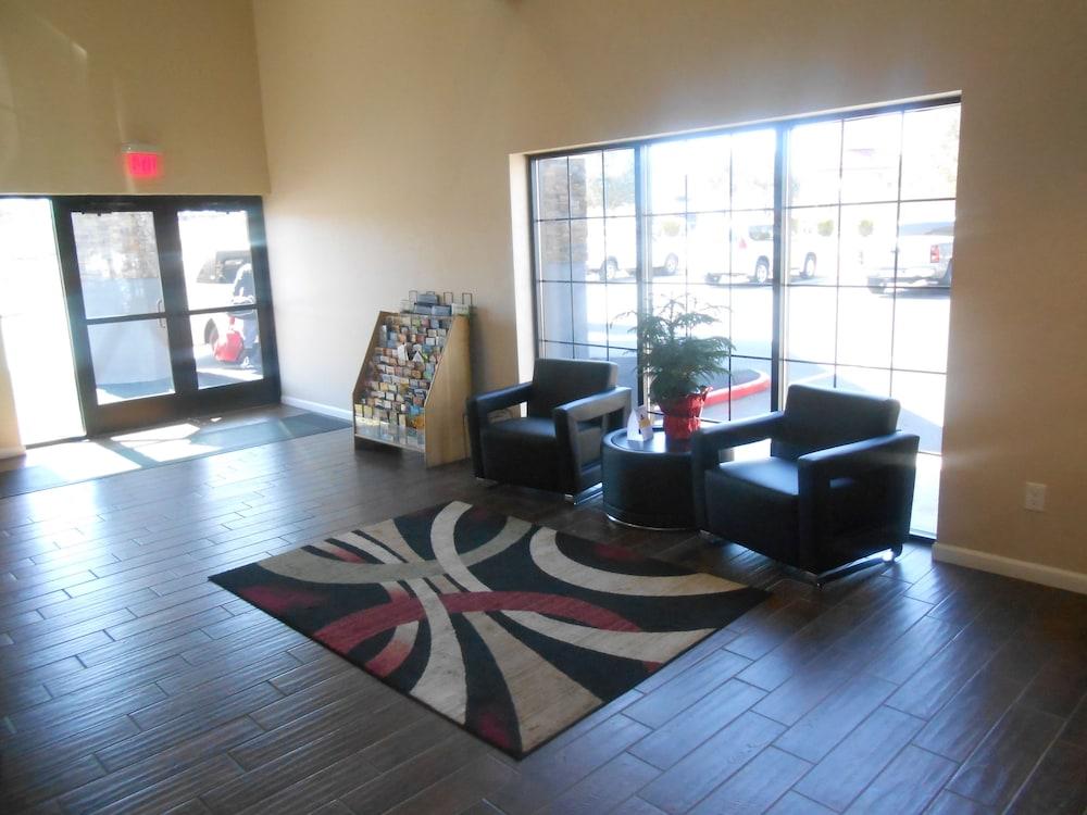 Quality Inn Flagstaff East I-40 - Lobby Sitting Area