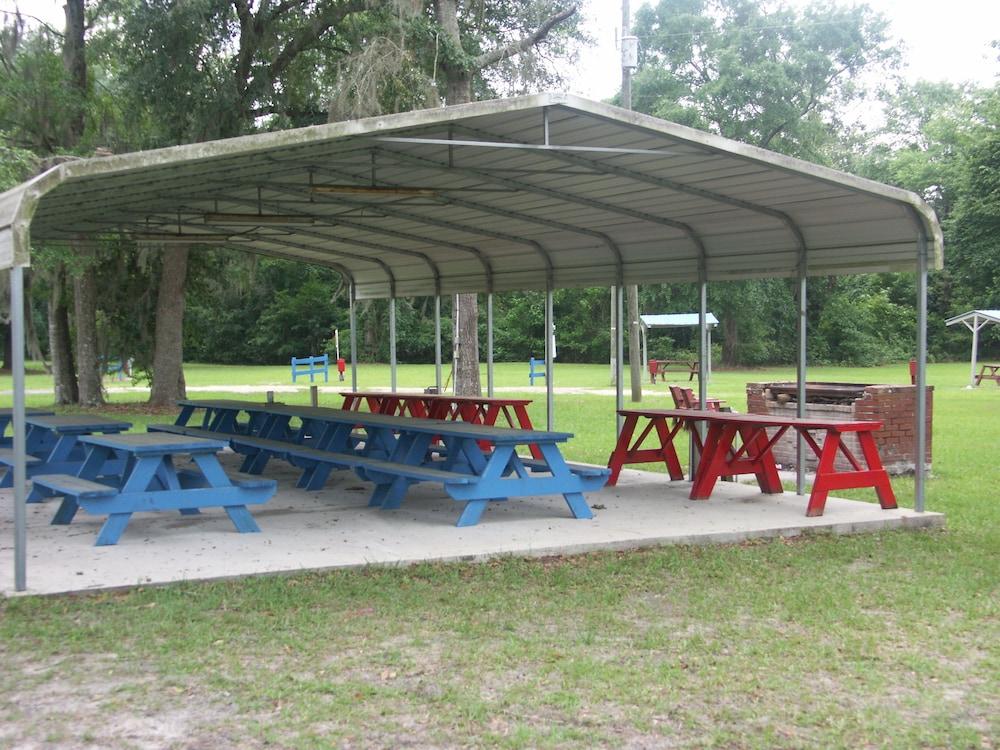 Deerwood Inn and Madison Campground - BBQ/Picnic Area