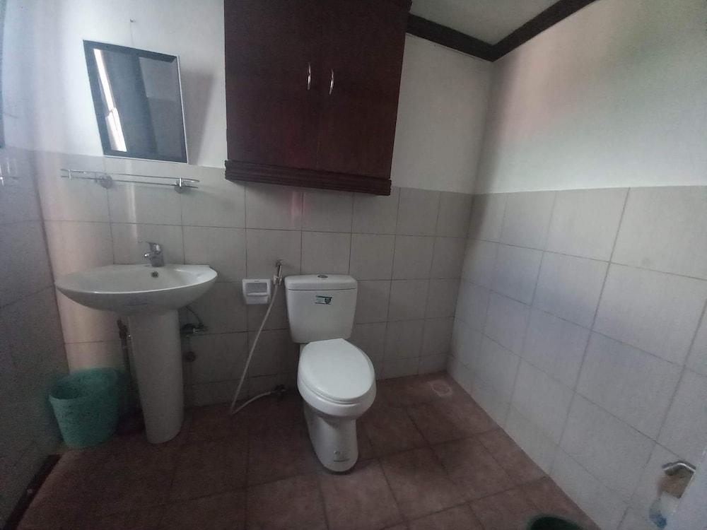 Remarkable 1-bed Apartment in Davao City - Bathroom