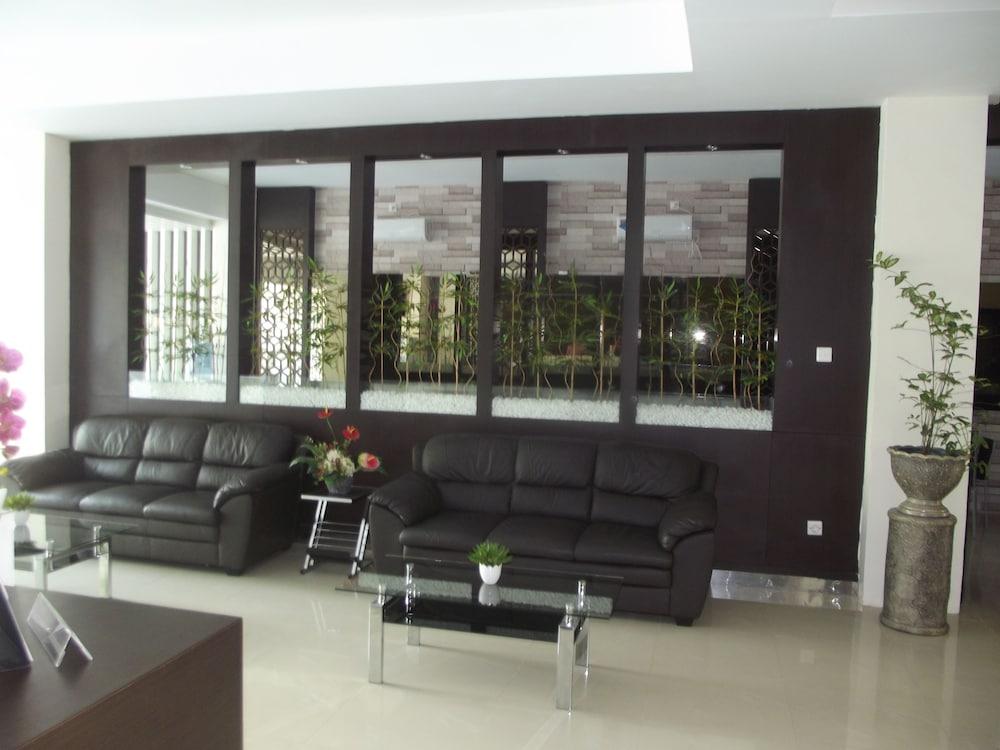 Manado Inn Hotel - Lobby Sitting Area