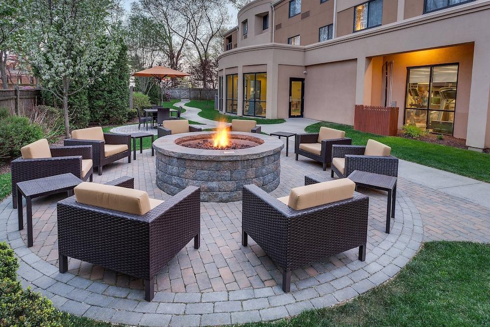 Courtyard by Marriott Providence Warwick - BBQ/Picnic Area