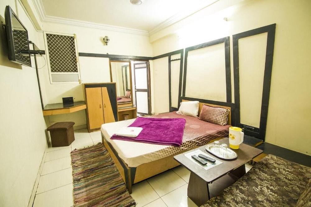 Hotel Gujarat Palace - Room