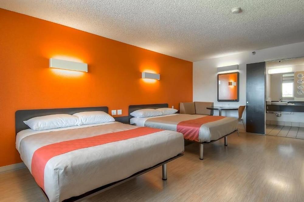 Motel 6 Anaheim Maingate - Room