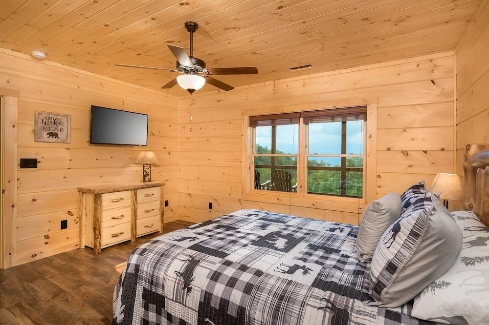 Brand New Four Bears Cabin in Private Location by Redawning - Room