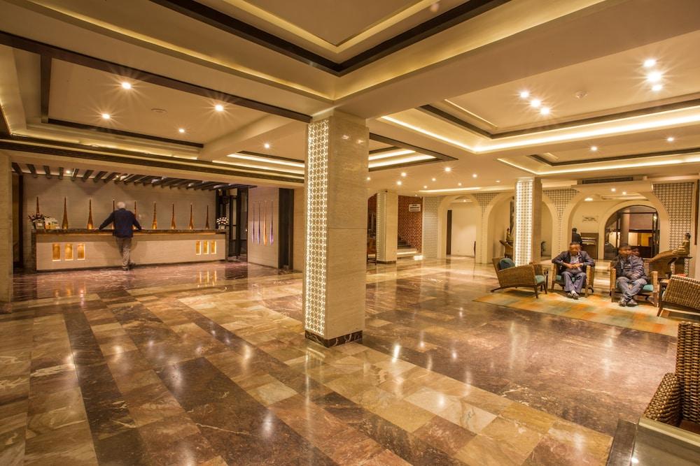 Shangri La Hotel - Interior Entrance