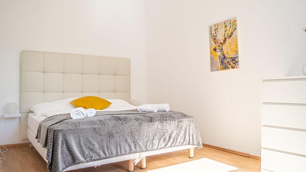 Shared Modern Apartment Schönbrunn - Budget Chic Room - Featured Image