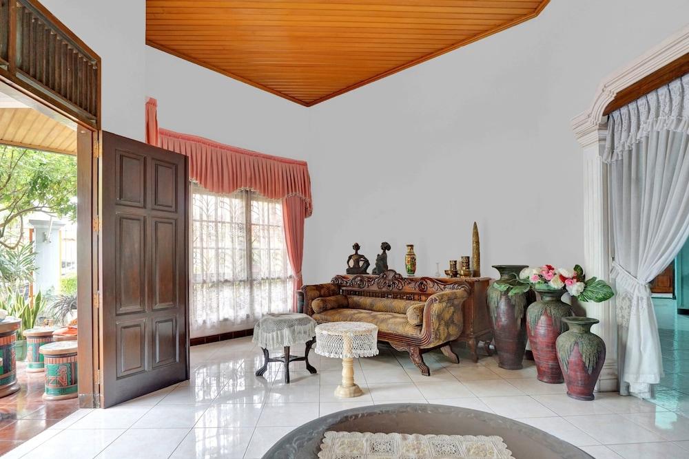 OYO Life 90539 Taman Borobudur Guest House Syariah - Reception