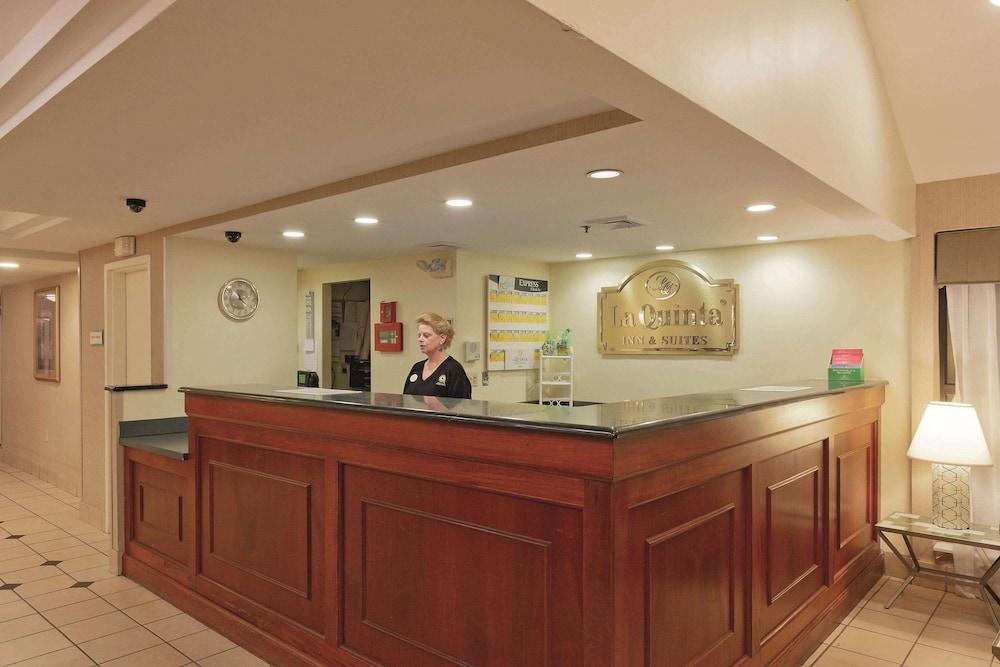 La Quinta Inn & Suites by Wyndham Warwick Providence Airport - Lobby