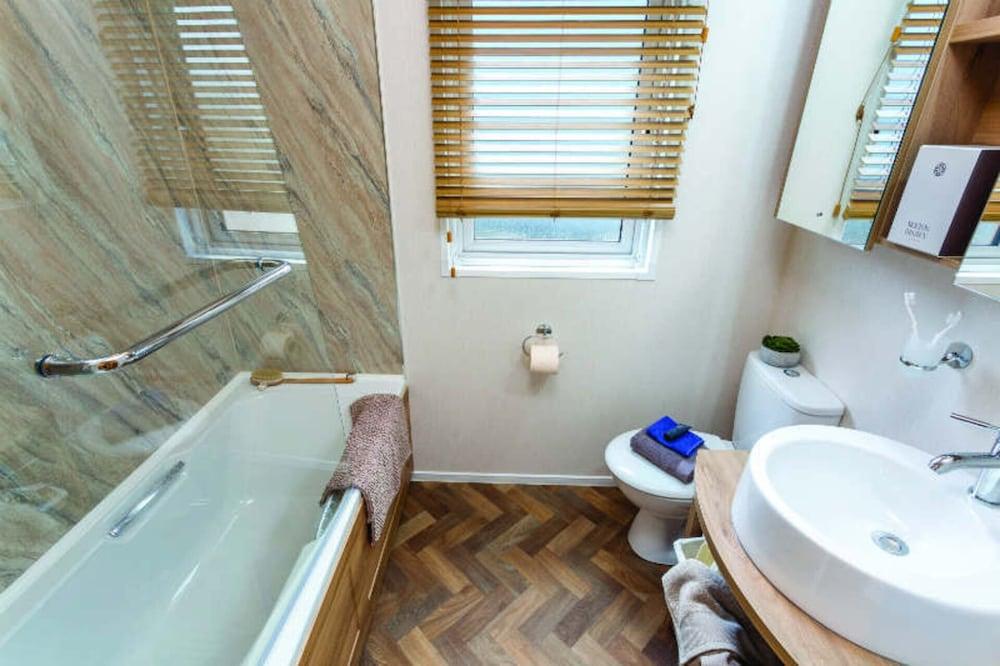 Lyndale Lodge 27 - Stewart's Resort, St Andrews - Bathroom