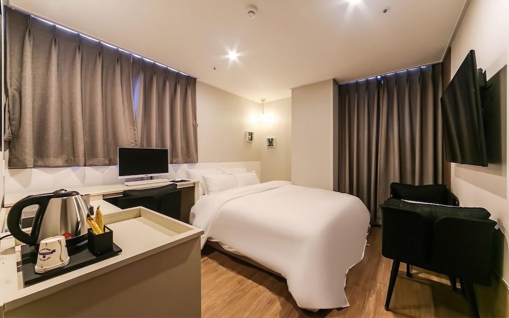 Maximum Hotel - Room