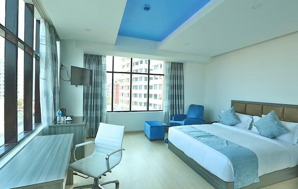 City Hotel & Suites - Room