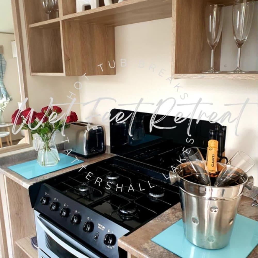 Inviting Luxury Caravan at Tattershall Lakes - Private kitchen