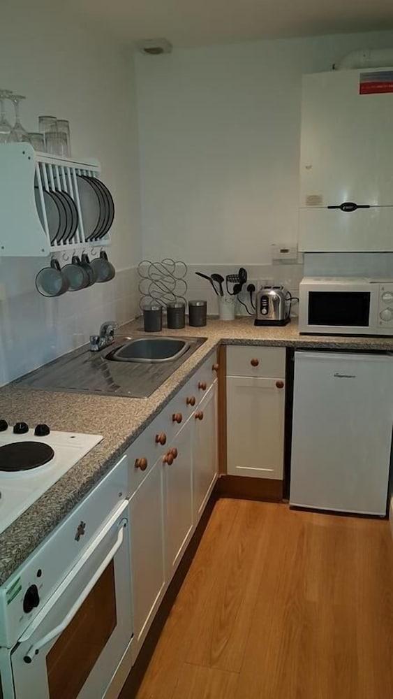 F6 Bath Road Apartment - Private kitchen