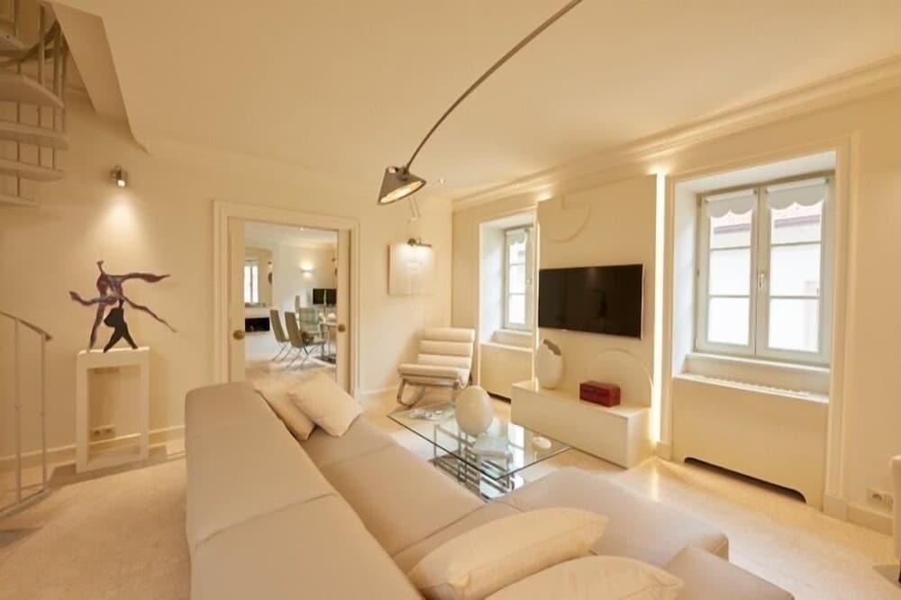 President Mezonet Apartment - Living Room