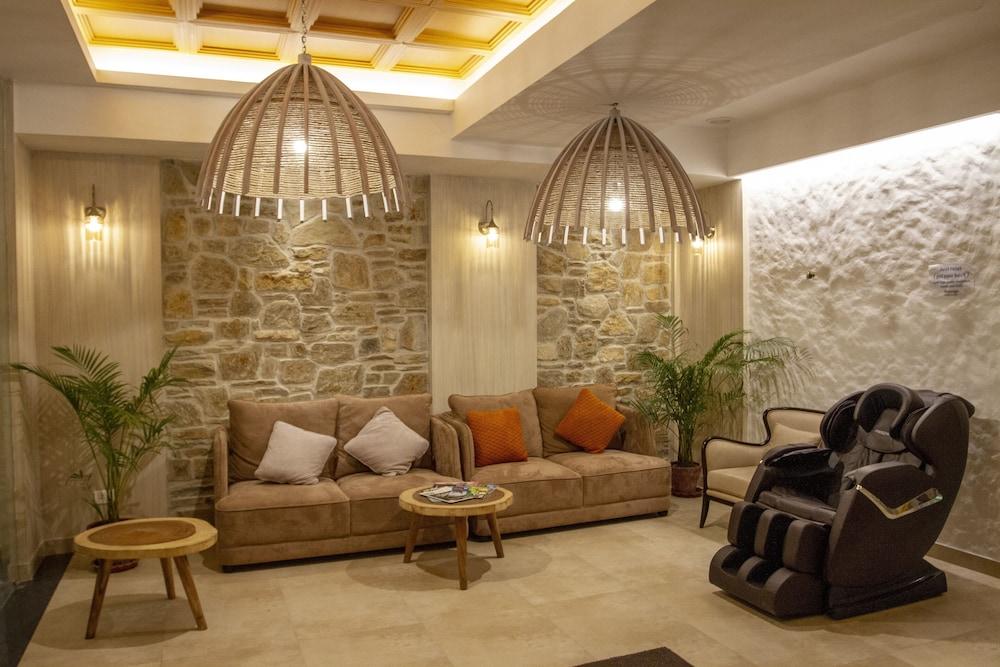 Arushi Boutique Hotel - Lobby Sitting Area