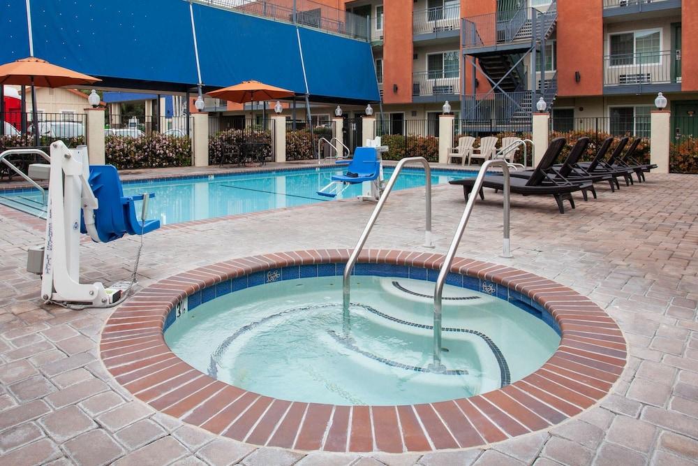 Travelodge Inn & Suites by Wyndham Anaheim on Disneyland Dr - Outdoor Spa Tub