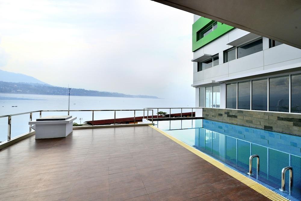Whiz Prime Hotel Megamas Manado - Outdoor Pool