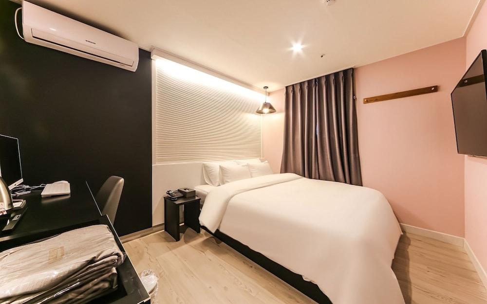 Maximum Hotel - Room