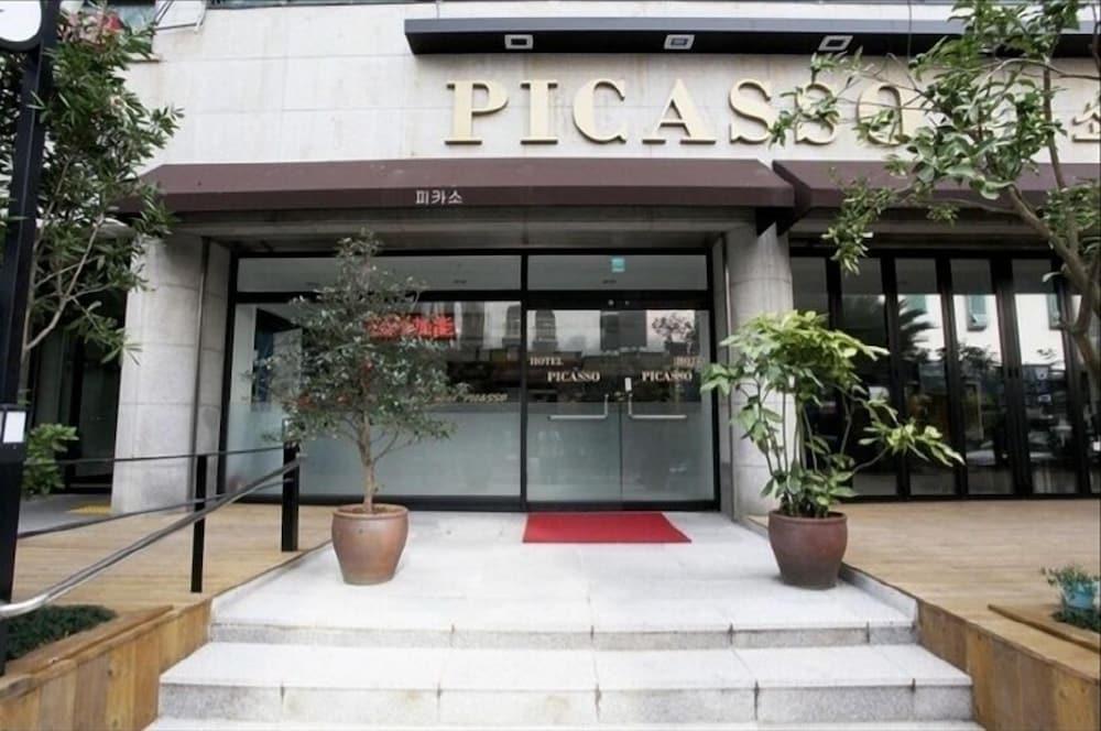 Picasso Hotel - Featured Image