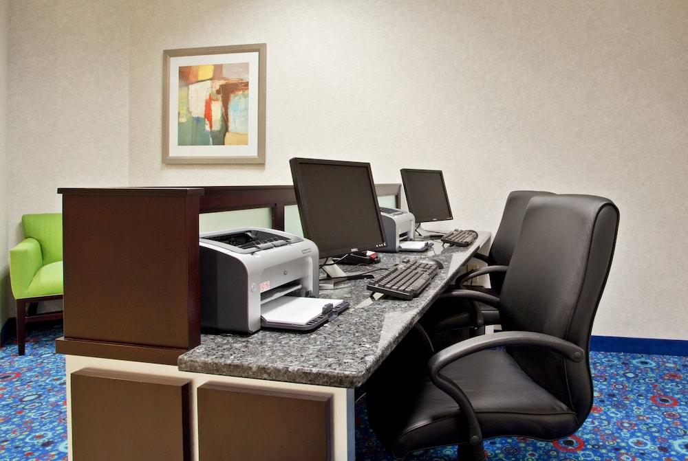 Holiday Inn Express & Suites Akron Regional Airport Area, an IHG Hotel - Interior
