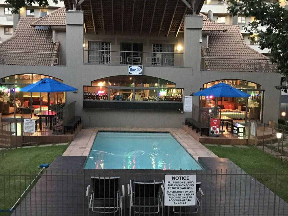 77 Grayston Apartment - Outdoor Pool
