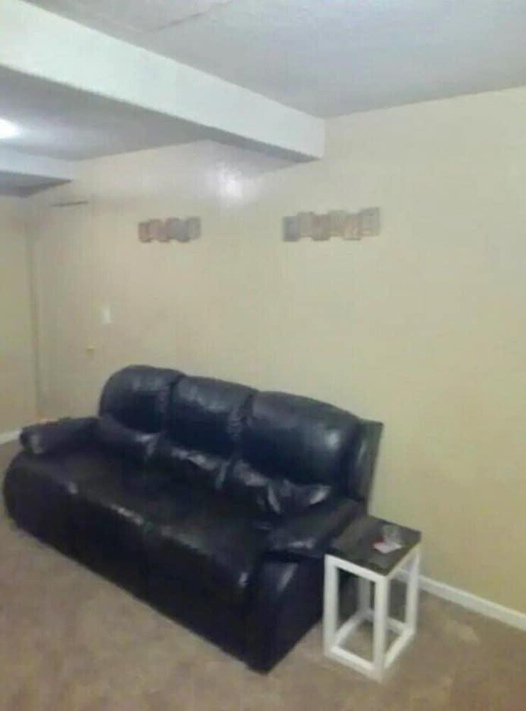 Entire 2bed Apartment Near Kansas State University - Living Room