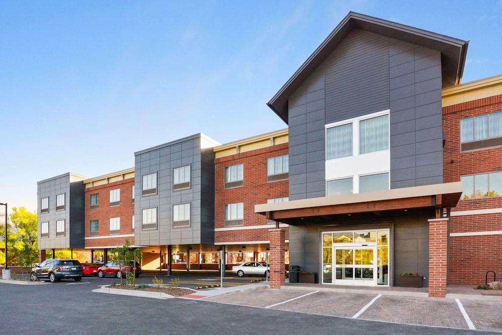 Country Inn & Suites by Radisson, Flagstaff Downtown, AZ - Featured Image