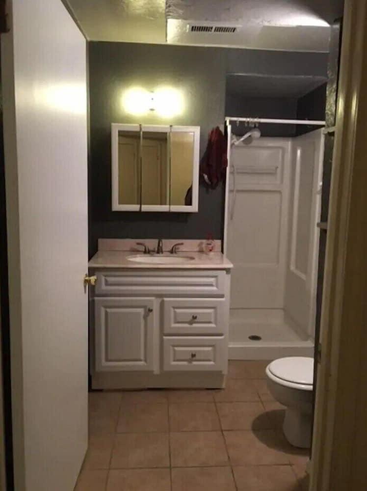 Entire 2bed Apartment Near Kansas State University - Bathroom
