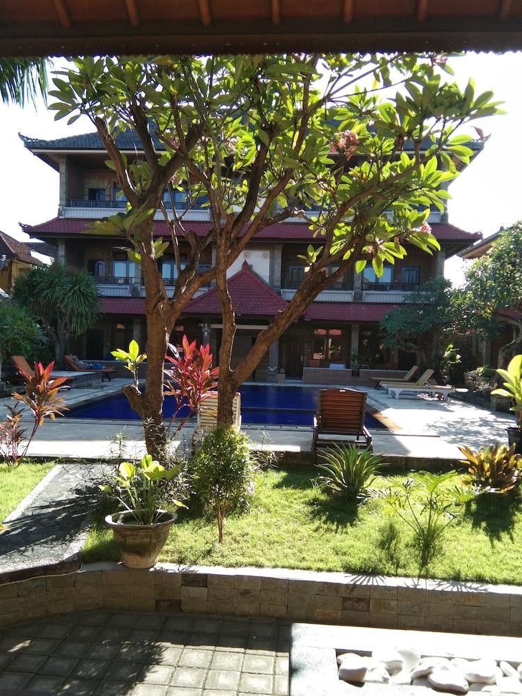 Tunjung Bali Inn - Exterior