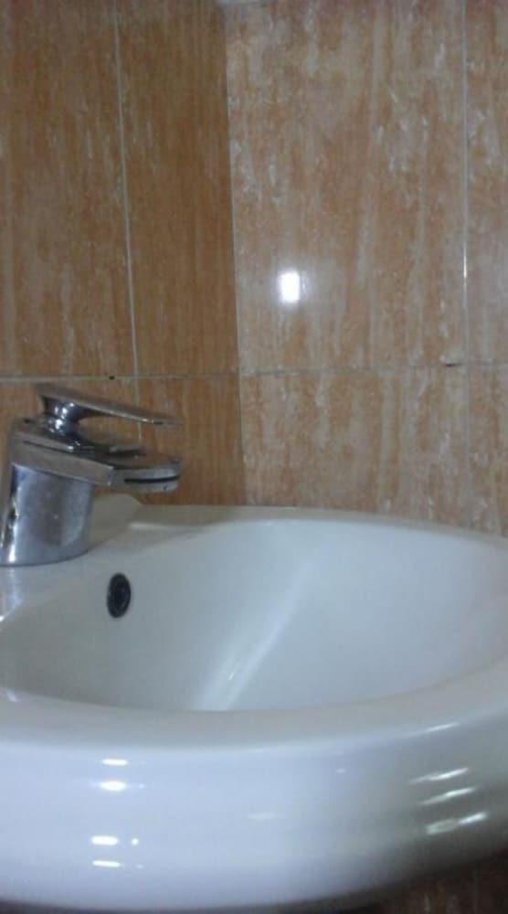 Konjo Guesthouse - Bathroom Sink