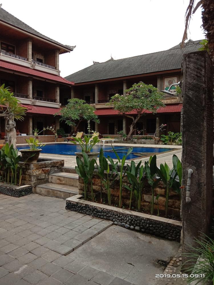Tunjung Bali Inn - Exterior