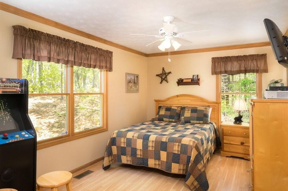A Heavenly View 78 - 2 Br cabin by RedAwning - Room