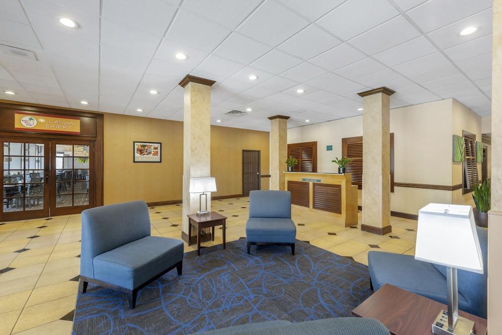 Clarion Hotel Anaheim Resort - Lobby