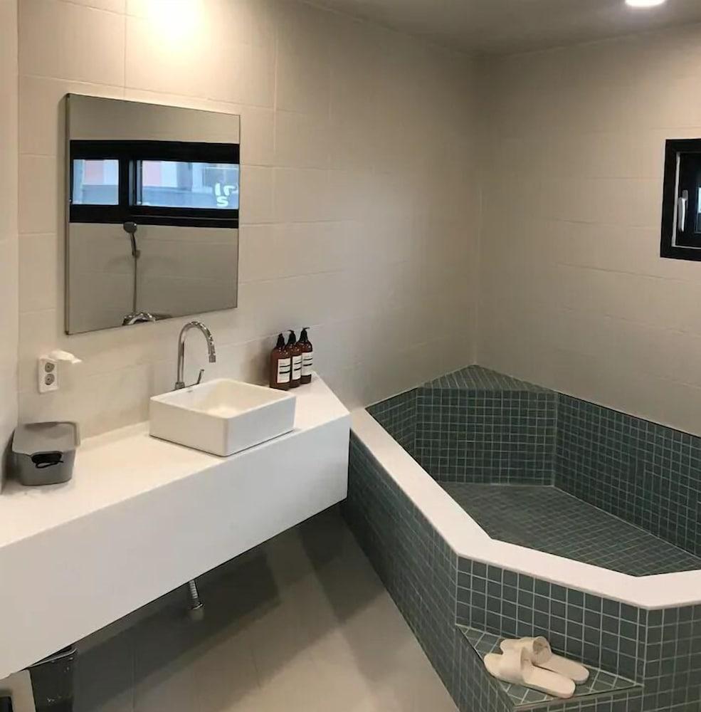 Aewol Brick House - Bathroom