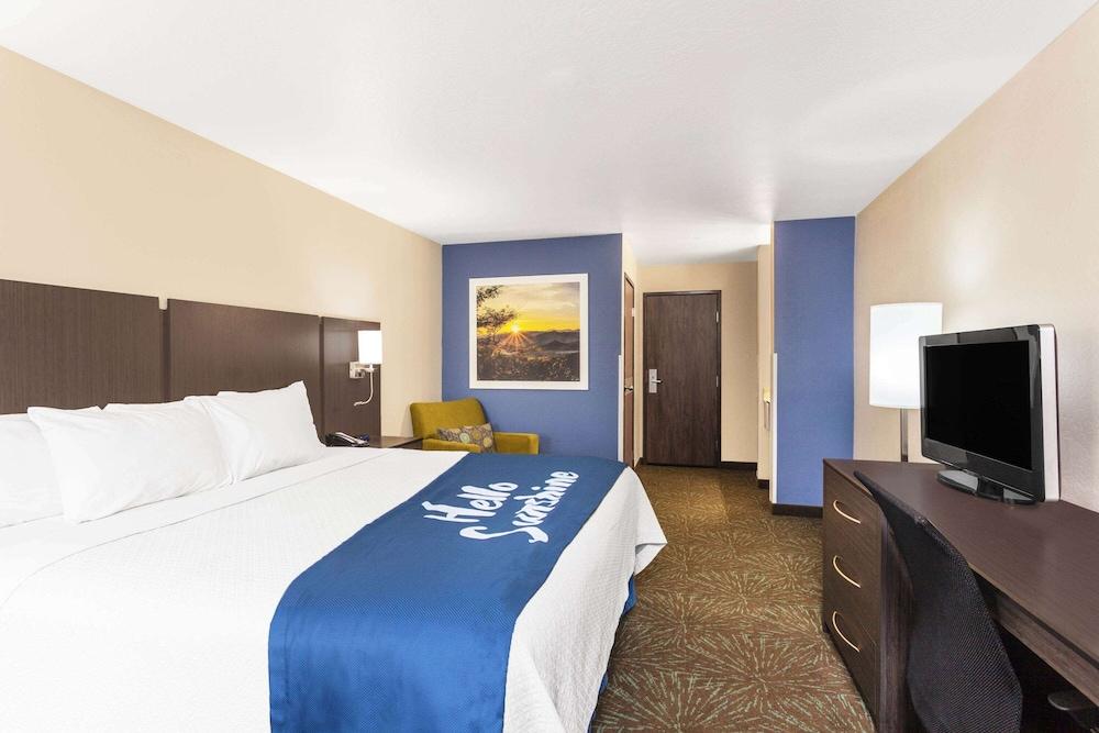 Days Inn & Suites by Wyndham East Flagstaff - Room