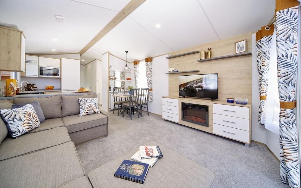 Chorus Lodge With Hot Tub 33 - Stewarts Resort - Living Room