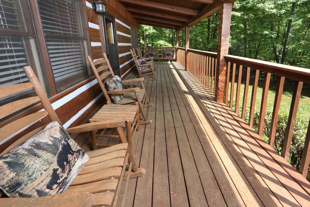 Bear Trails - Two Bedroom Cabin - Property Grounds