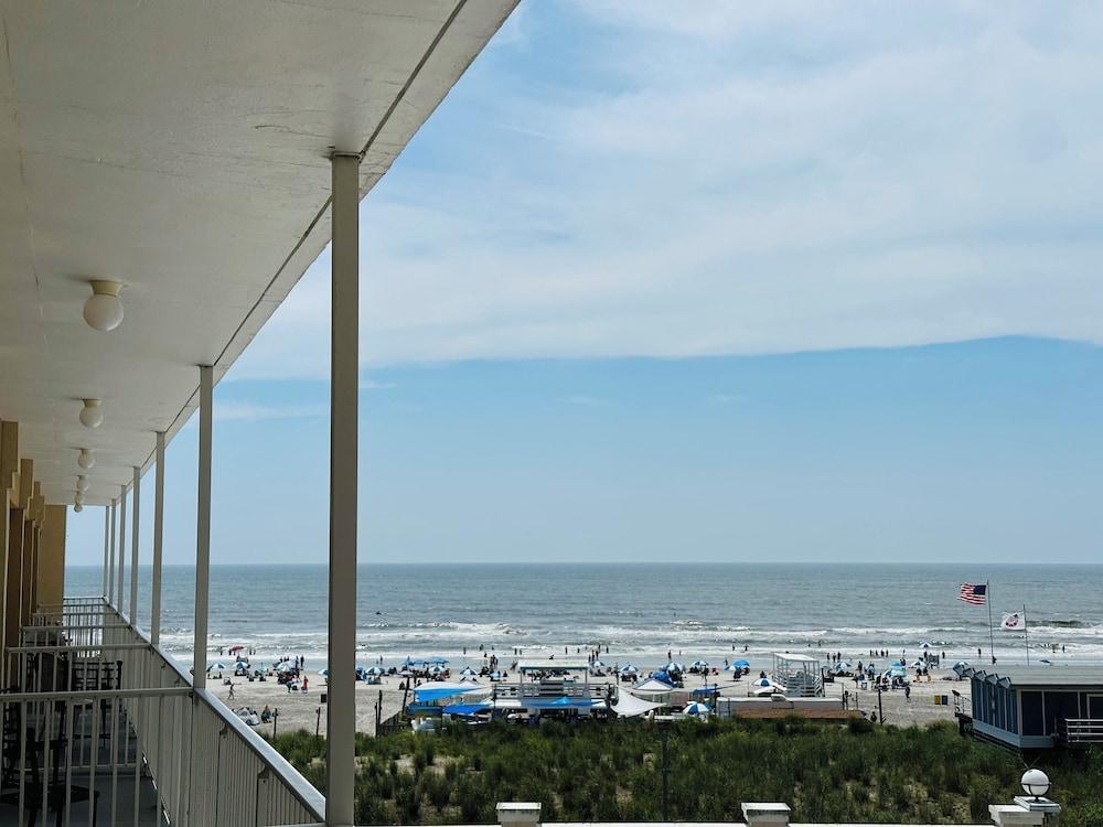 Days Inn by Wyndham Atlantic City Oceanfront-Boardwalk - Exterior