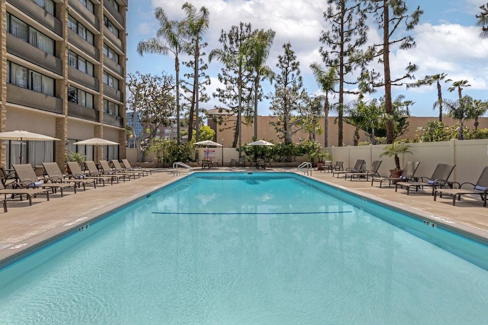 Clarion Hotel Anaheim Resort - Featured Image