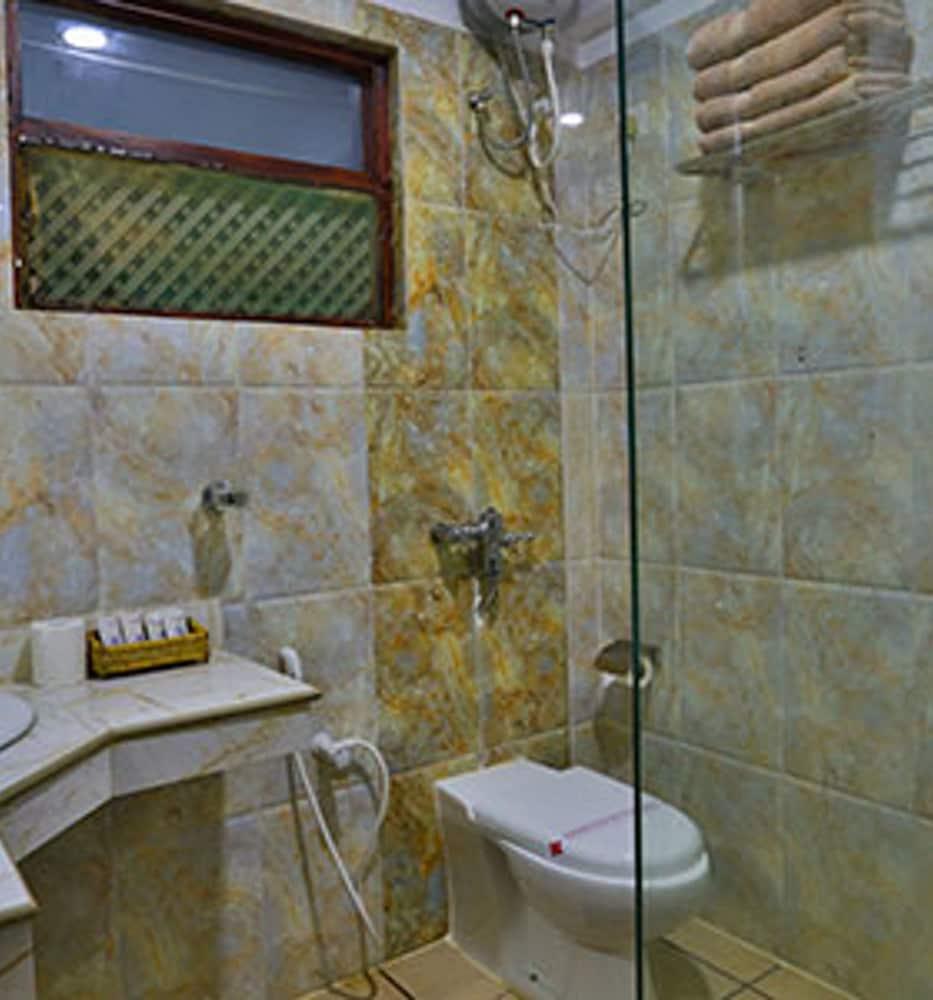 Hotel Lanka Super Corals - Bathroom