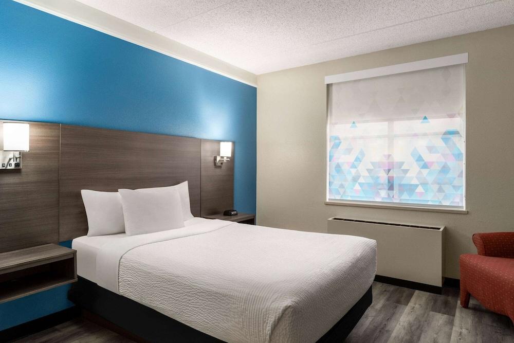 La Quinta Inn & Suites by Wyndham Madison American Center - Featured Image