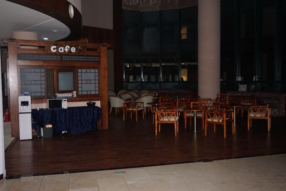 Hebron Hill Resort - Lobby Sitting Area