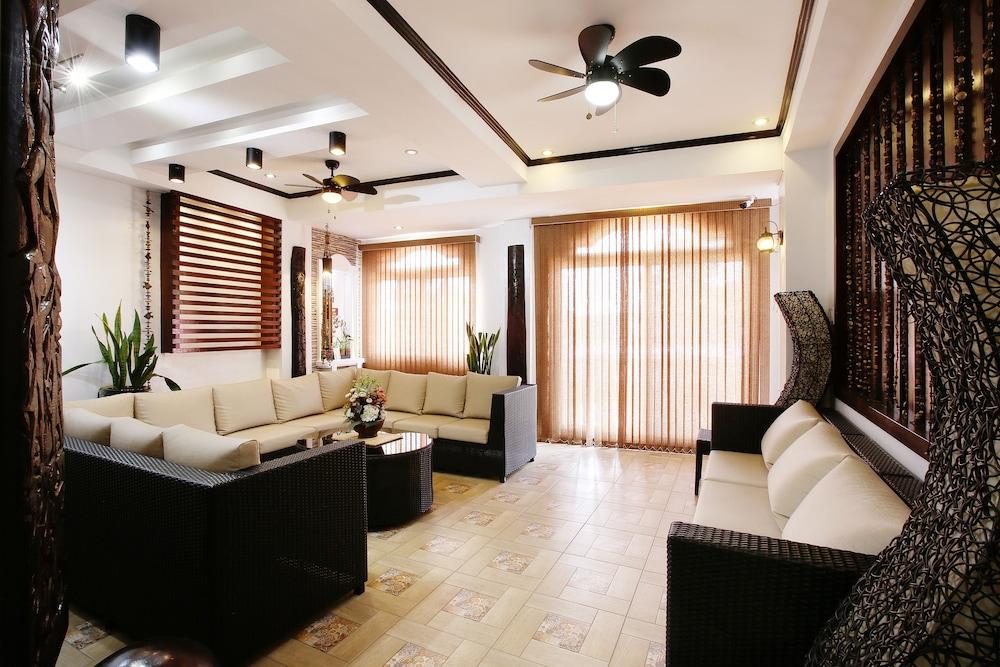 Coron Bancuang Mansion - Lobby Sitting Area