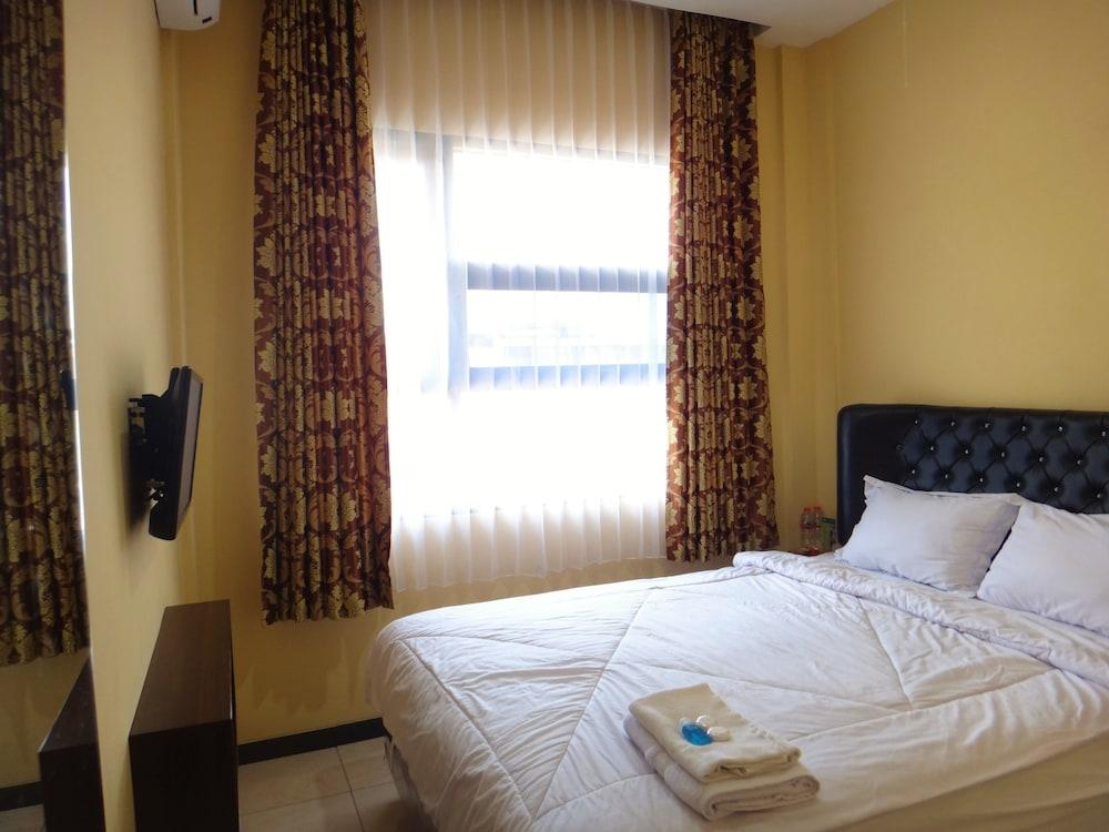 Front One Inn Malang - Room