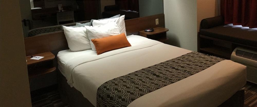 Microtel Inn & Suites by Wyndham Philadelphia Airport - Room
